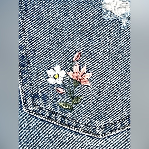 Time and True Women’s Blue Jean Shorts with Floral Embroidery Size 4 - Picture 14 of 16